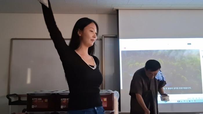 정재만 교수의 마블링 염색과 임지수 교우의 춤 퍼포먼스