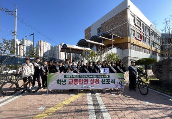 경상남도교육청, 학생자치회 “안전모 필수, 전동 킥보드 무면허 운전 금지” 기사 이미지