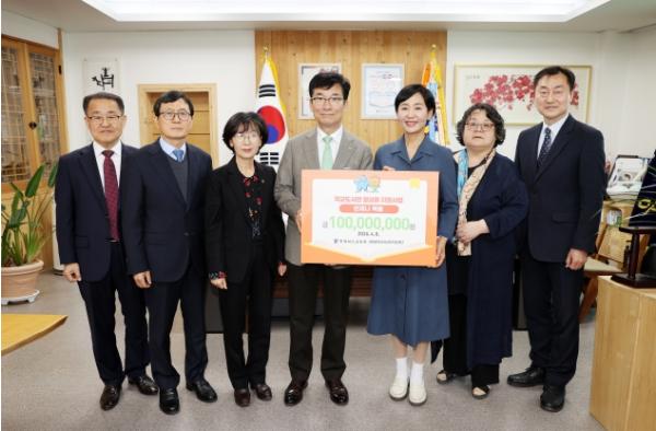 충북교육청, (재)충북교육성장지원재단으로부터 도서관 활성화 지원 장학금 1억 원 전달 받아 기사 이미지