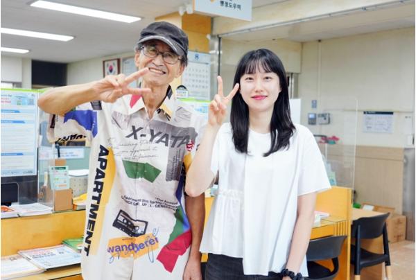 지팡이 짚고 성북구청 찾은 77세 어르신 “친절한 공무원 덕분에 큰 힘이 됐습니다” 기사 이미지