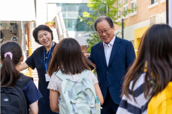 김석준 교육감 1일 초등학교 개학일 맞아 온샘초 등굣길 통학로 점검 기사 이미지