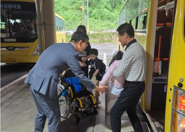 동두천양주교육지원청 교육장 취임 첫날 학교 현장 방문 – 학교 중심 경영 본격화 기사 이미지