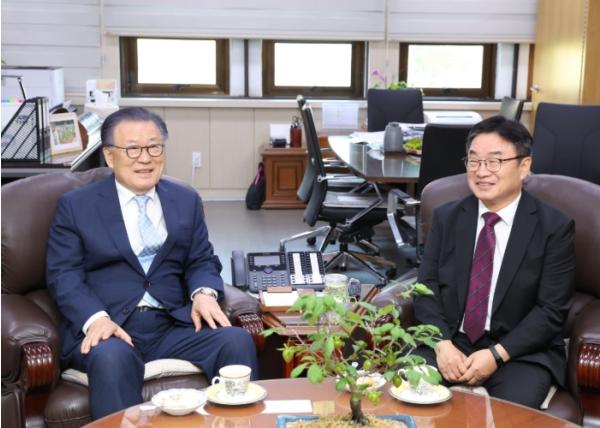 권순기 교육감·고영진 전 교육감, 경남교육 발전 위해 머리 맞대 기사 이미지